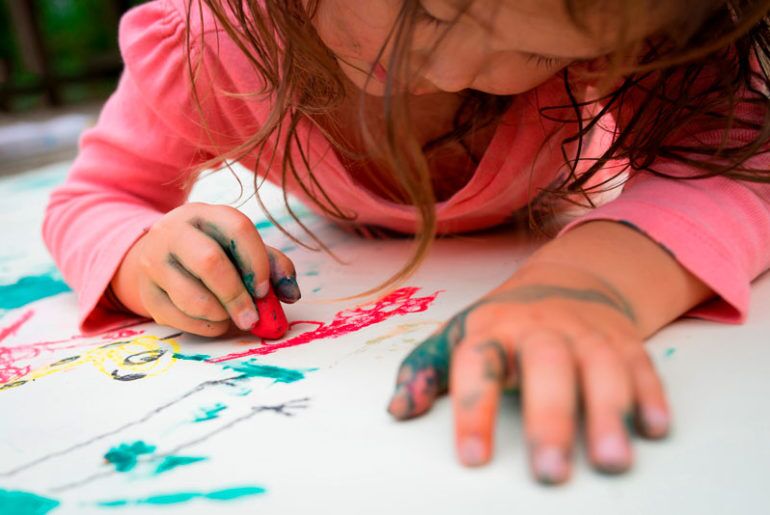 Crianças E Educadores Em Pintura E Desenho Imagem de Stock